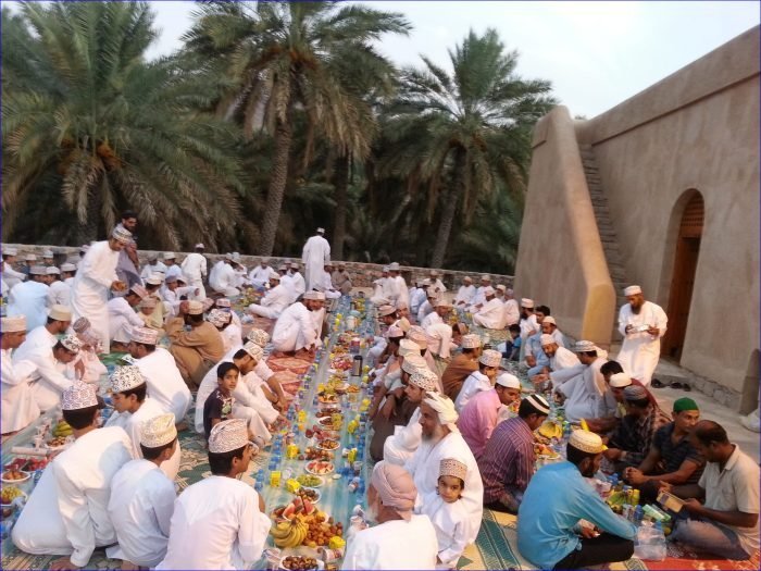إفطار جماعي في جامع أبي سعيد الكدمي ببلدة العارض بتاريخ ٢٤-٦-٢٠١٦م