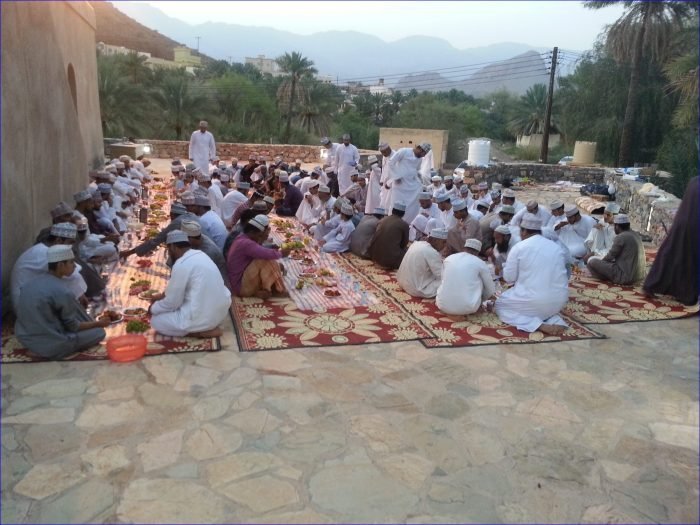 إفطار جماعي في جامع الإمام أبي سعيد الكدمي ببلدة العارض بتاريخ ٢٣ رمضان ١٤٣٩ هجرية الموافق له ٨-٦-٢٠١٨م